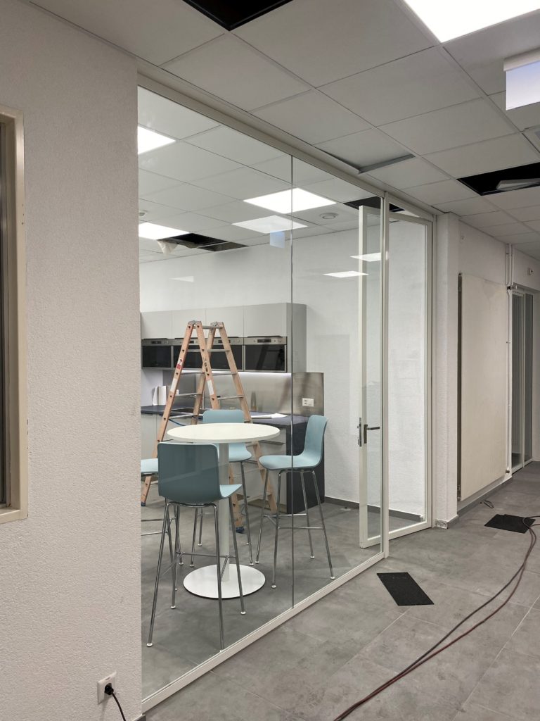 Cloisons de bureaux créées lors de la rénovation chez Pinta Industry à Courgenay
