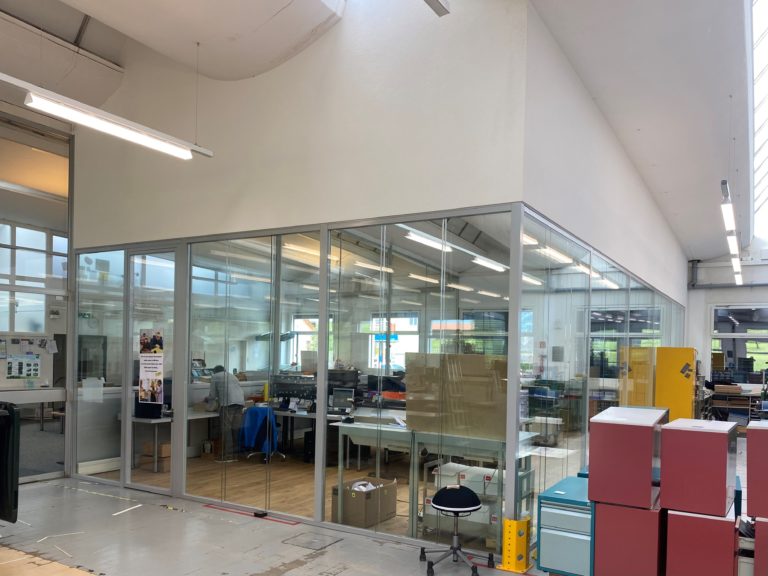 Cloisons phoniques entre les bureaux et l'atelier d'imprimerie de Media F à Bulle