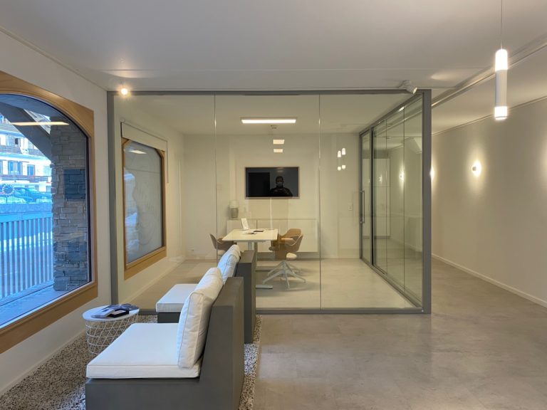Cloisons avec porte coulissante à La Maison d'épilation, Crans-Montana
